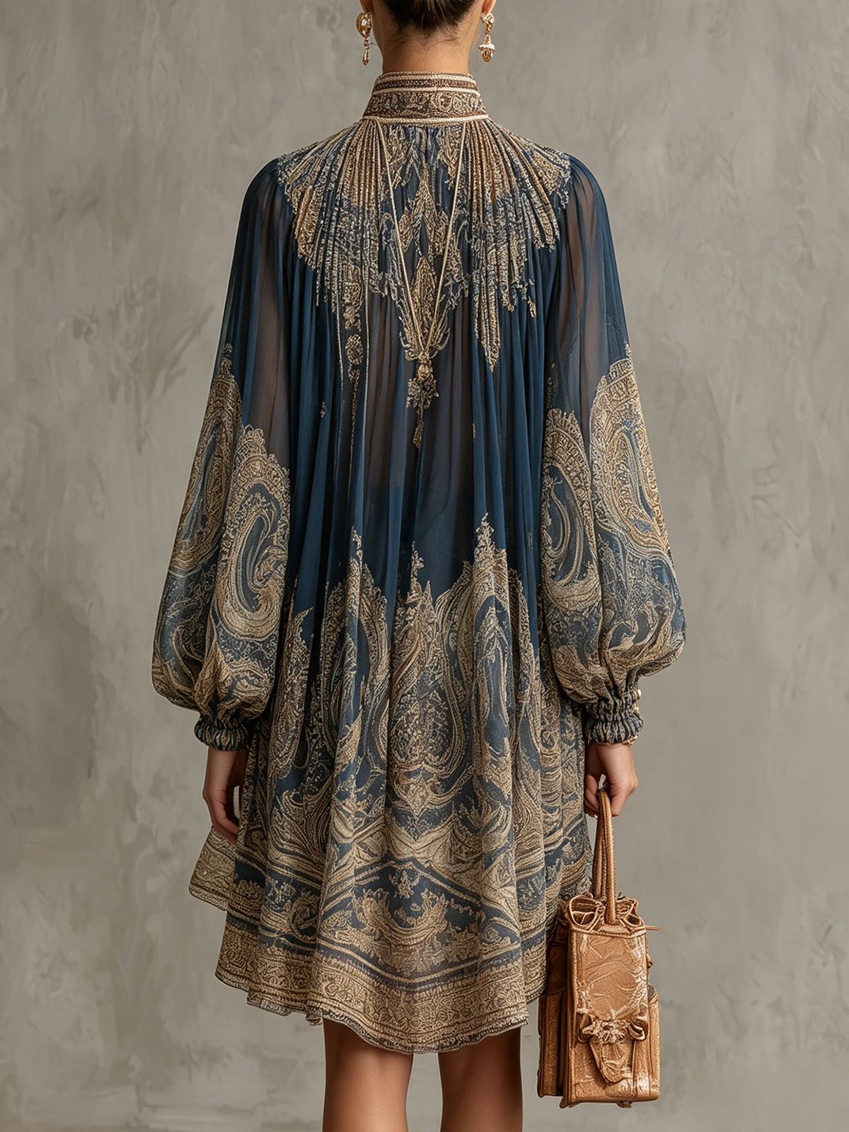 Agathe | Robe courte asymétrique bleu marine à col montant et imprimé baroque