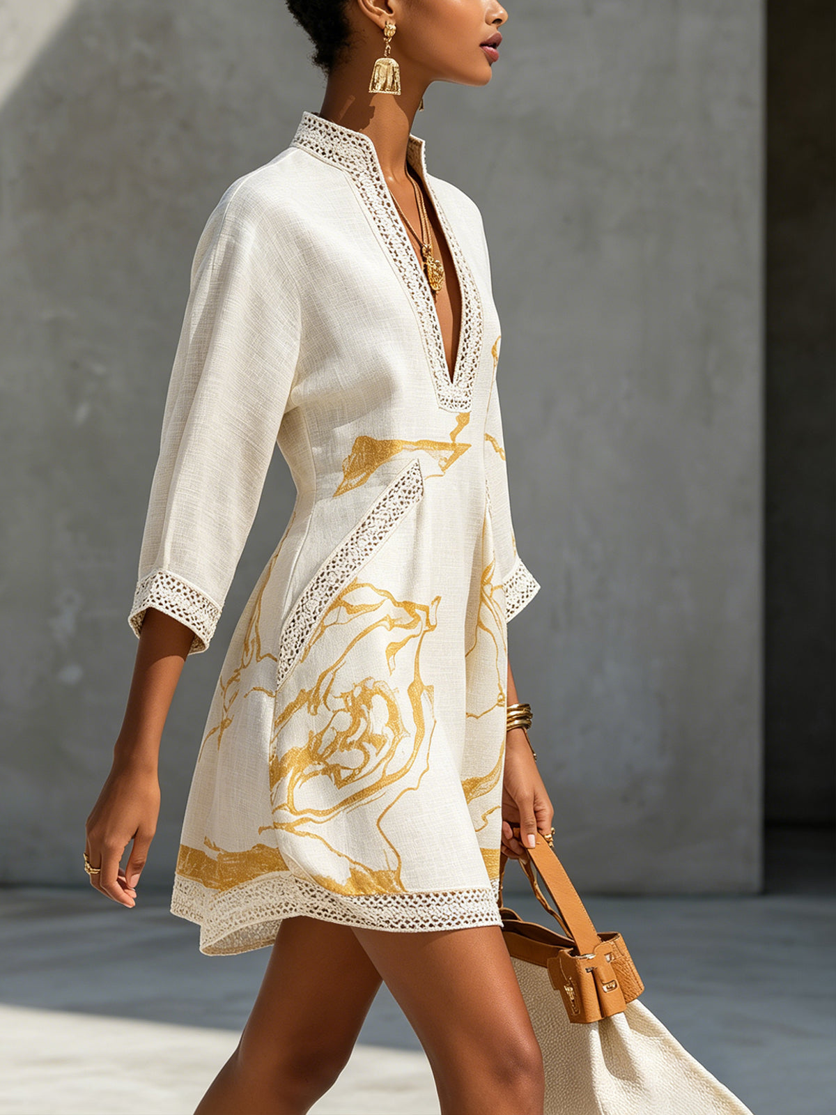 Aliénor | Robe Mini Ivoire à Motifs Dorés et Décolleté en V