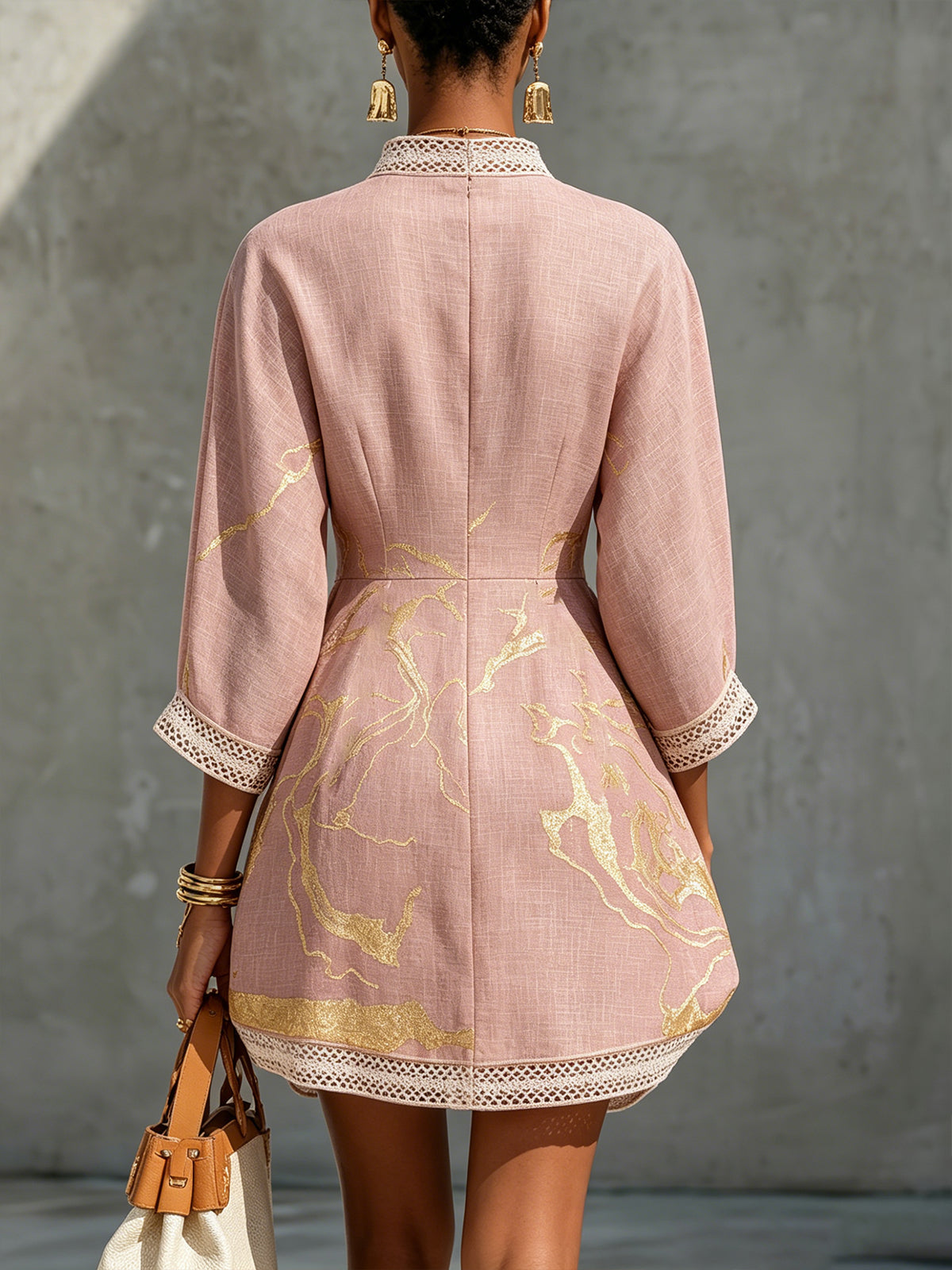 Ninon | Robe Mini Rose à Motifs Dorés et Décolleté en V