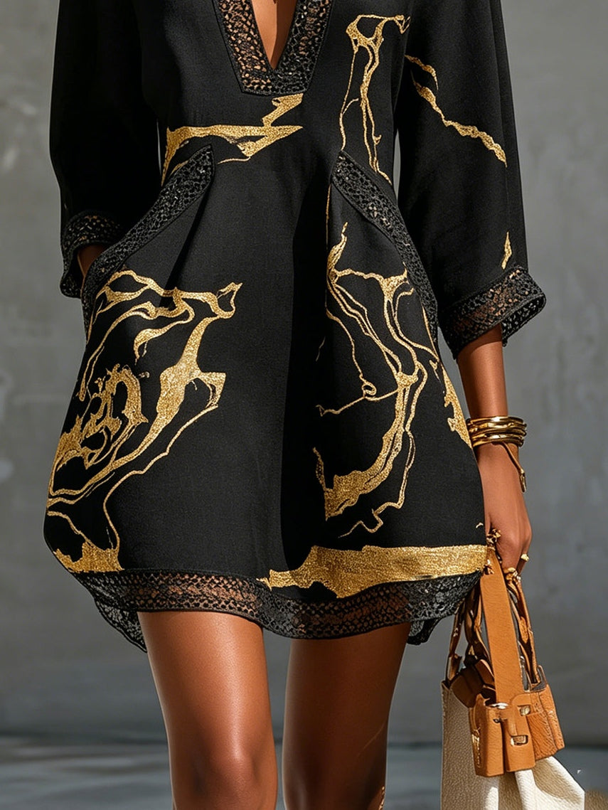 Léonie | Robe Mini Noire à Motifs Dorés et Décolleté en V