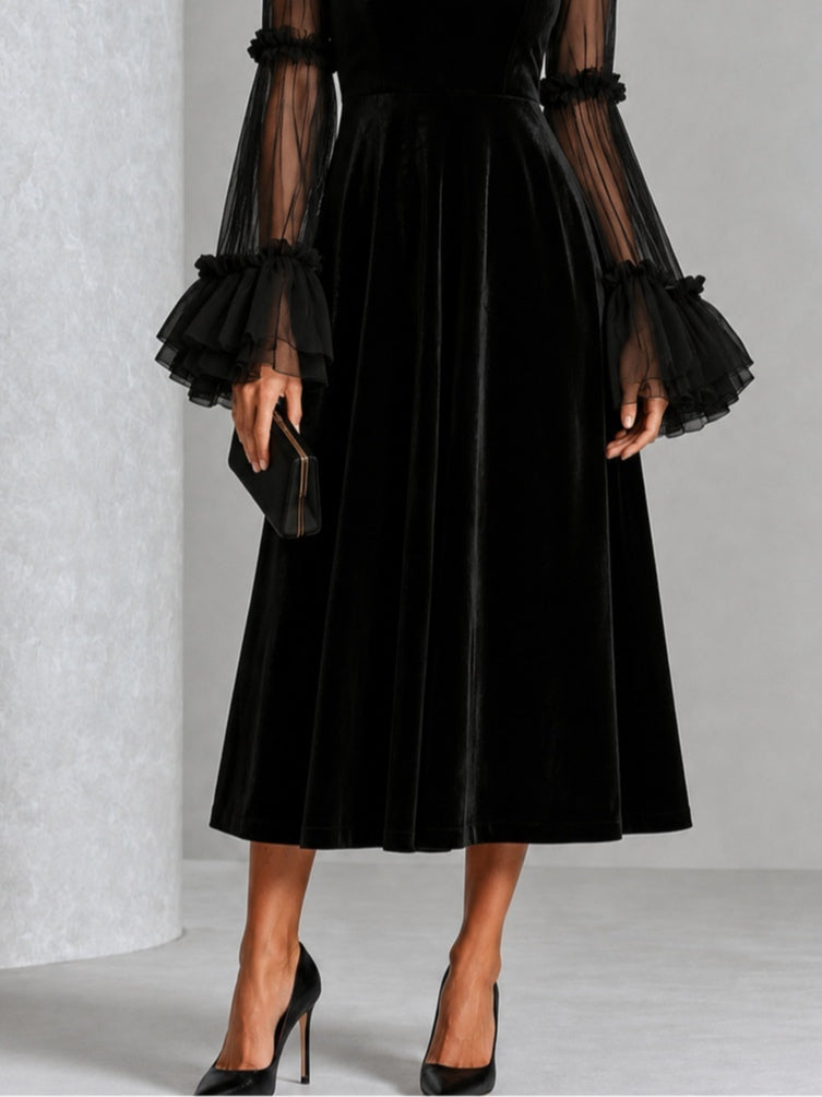 Stéphanie | Robe Midi Plissée Noire à Détails Transparents