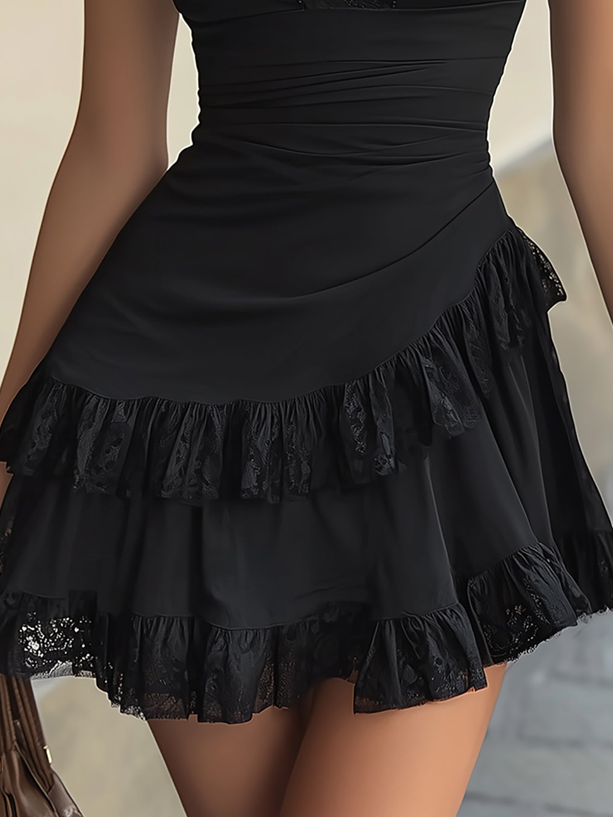 Estelle | Robe Mini Noire à Volants et Décolleté en V