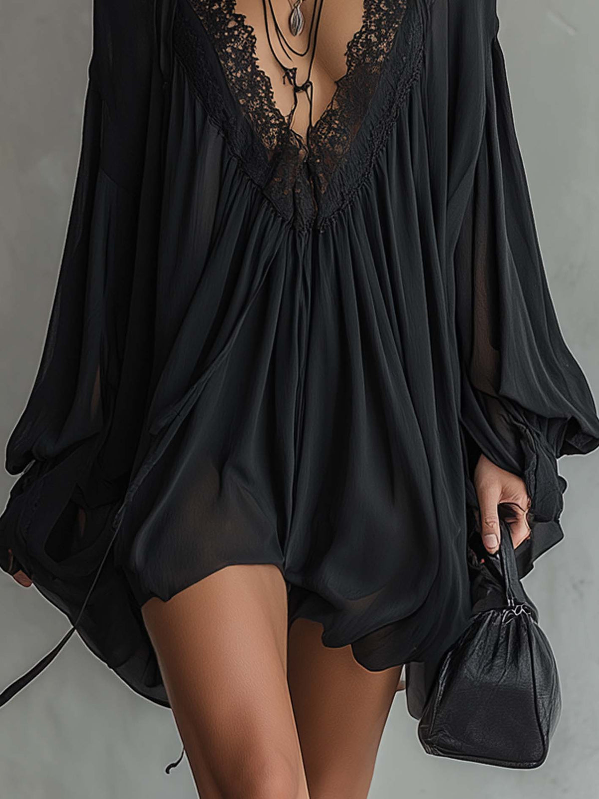 Cassandre | Mini Robe Noire à Col Délicat