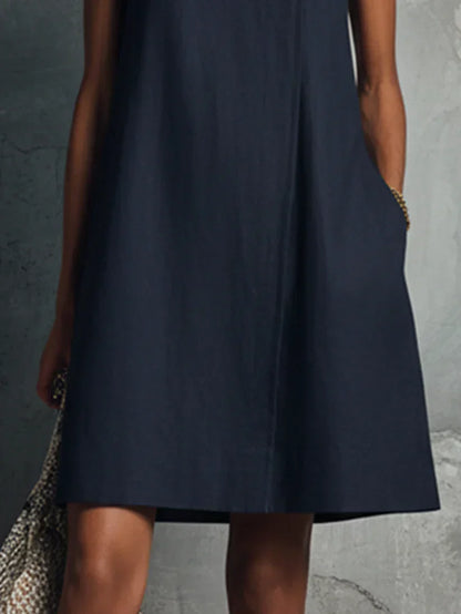 Ombeline | Mini-Robe Bleu Marine à Décolleté Rond, Boutonnage Asymétrique et Poche Latérale