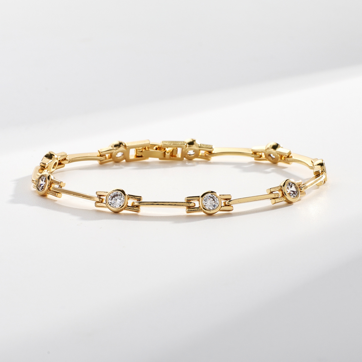 Solange | Bracelet Doré Raffiné aux Zircons Scintillants