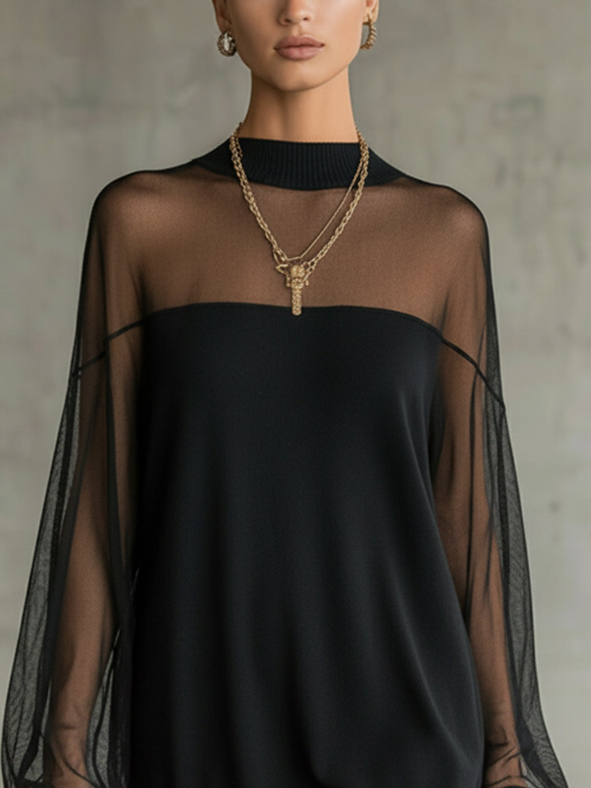 Domitille | Mini Robe Noire, Manches Transparentes, Col Haut