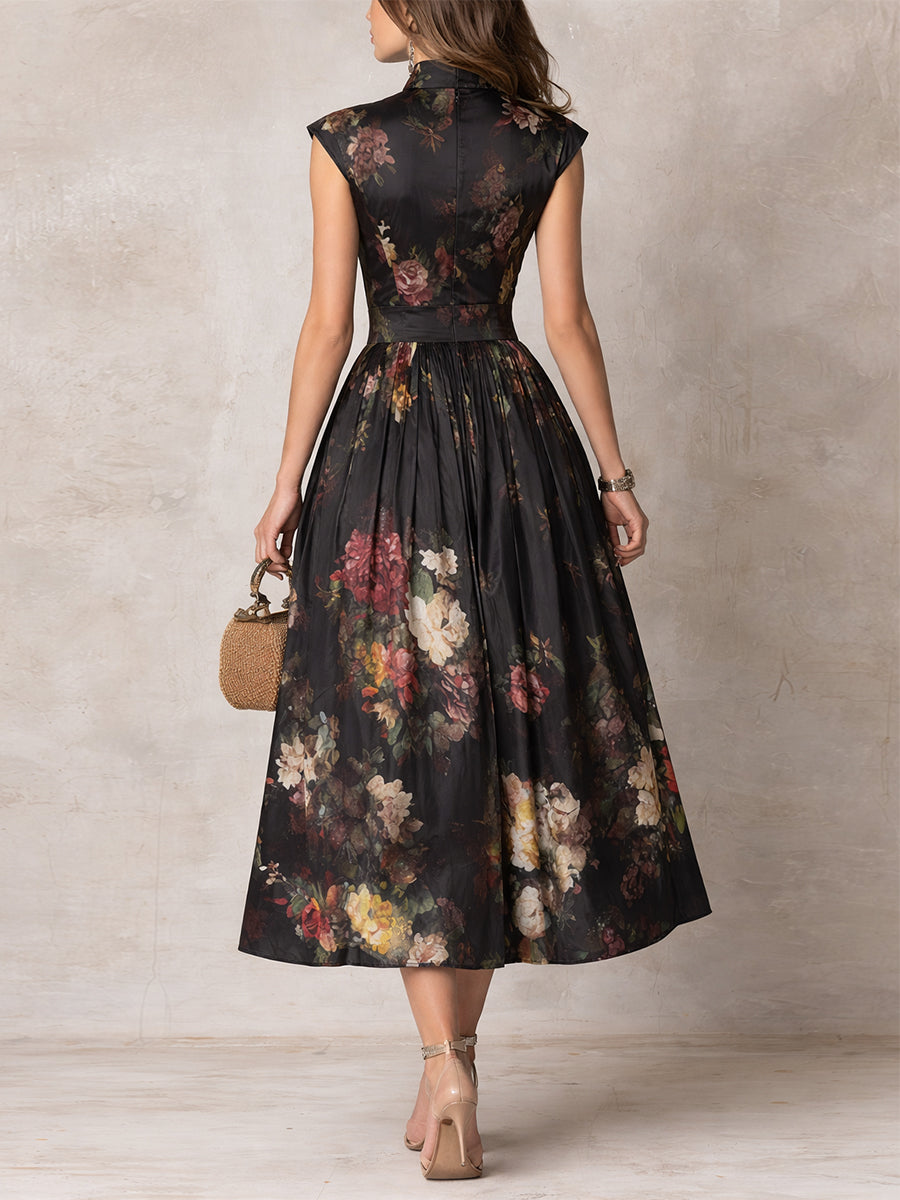 Violette | Robe midi plissée noire à imprimé floral et encolure goutte d'eau