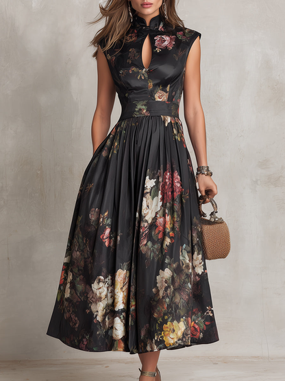 Violette | Robe midi plissée noire à imprimé floral et encolure goutte d'eau