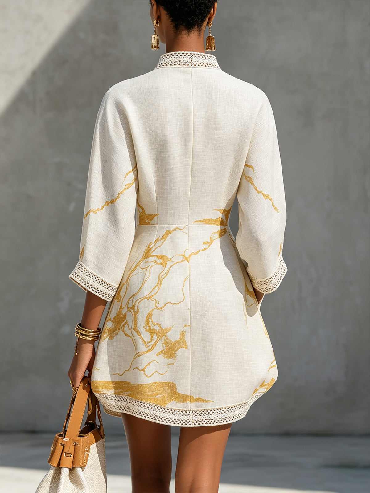 Aliénor | Robe Mini Ivoire à Motifs Dorés et Décolleté en V