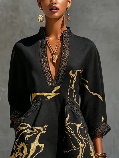 Emmeline | Robe Mini Noire à Motifs Dorés et Décolleté en V