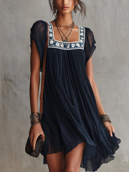 Apolline | Robe Mini Plissée Brodée de Fleurs Bleu Marine