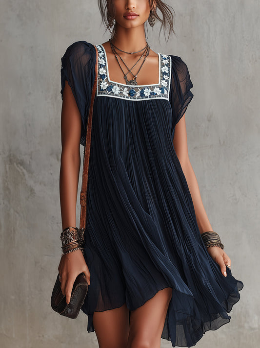 Apolline | Robe Mini Plissée Brodée de Fleurs Bleu Marine
