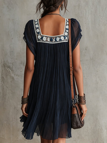 Apolline | Robe Mini Plissée Brodée de Fleurs Bleu Marine