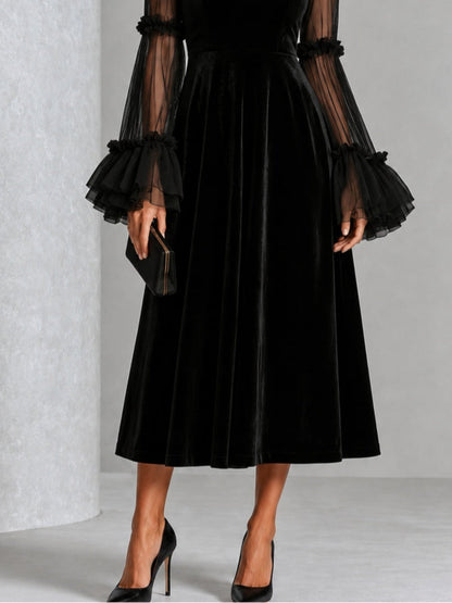 Stéphanie | Robe Midi Plissée Noire à Détails Transparents