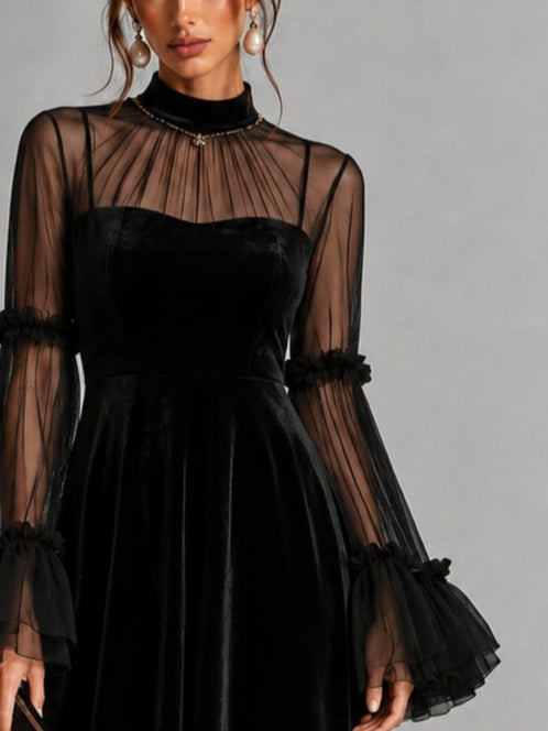 Stéphanie | Robe Midi Plissée Noire à Détails Transparents